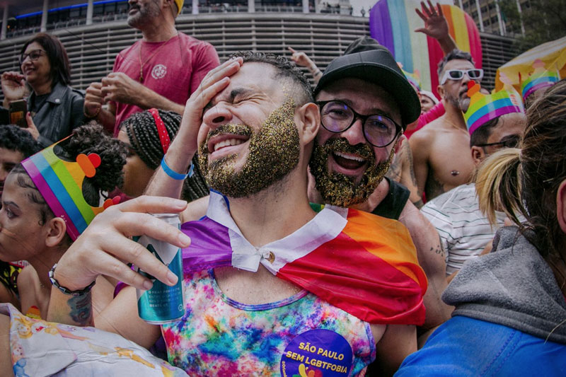 Multidão colorida de carnaval