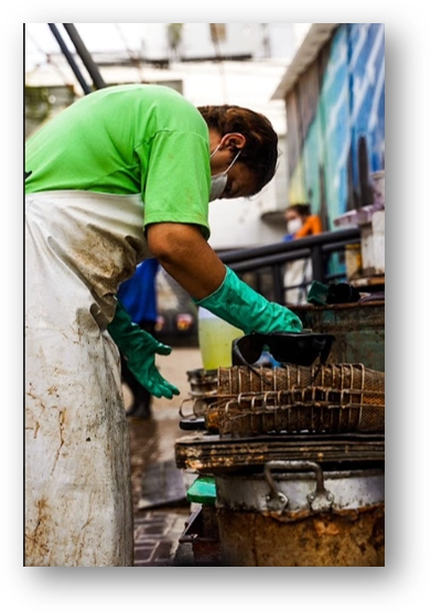 Homen limpando itens sujos de lama