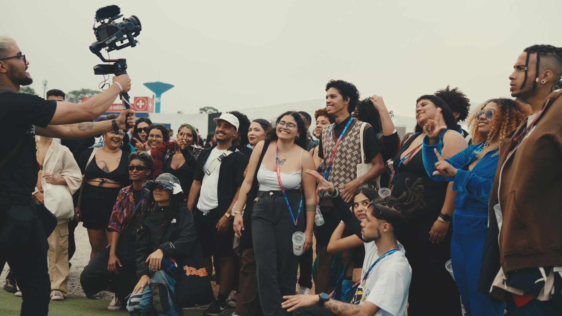 Grupo de jovens em uma gravação 