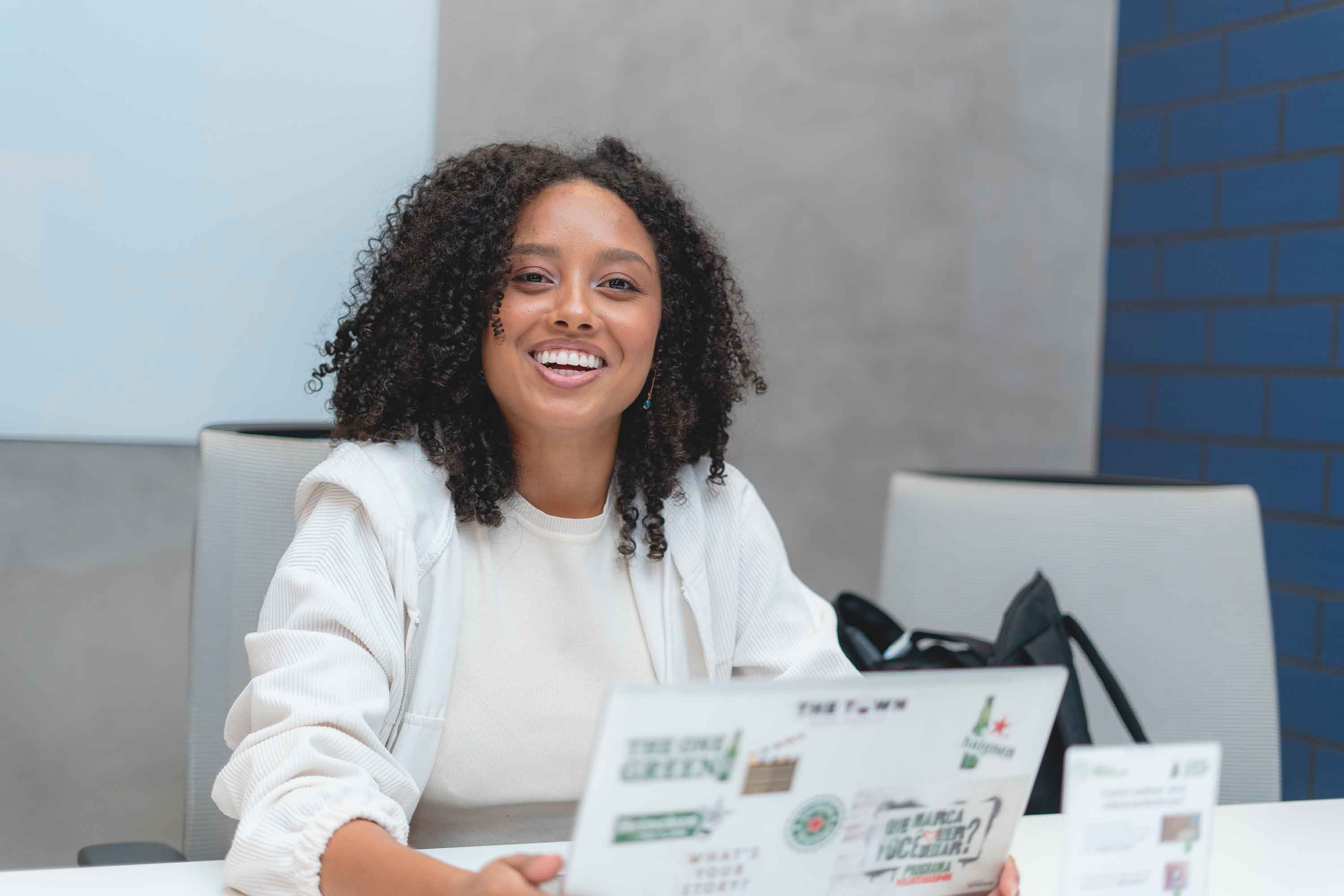 Mulher negra sorrindo e trabalhando 