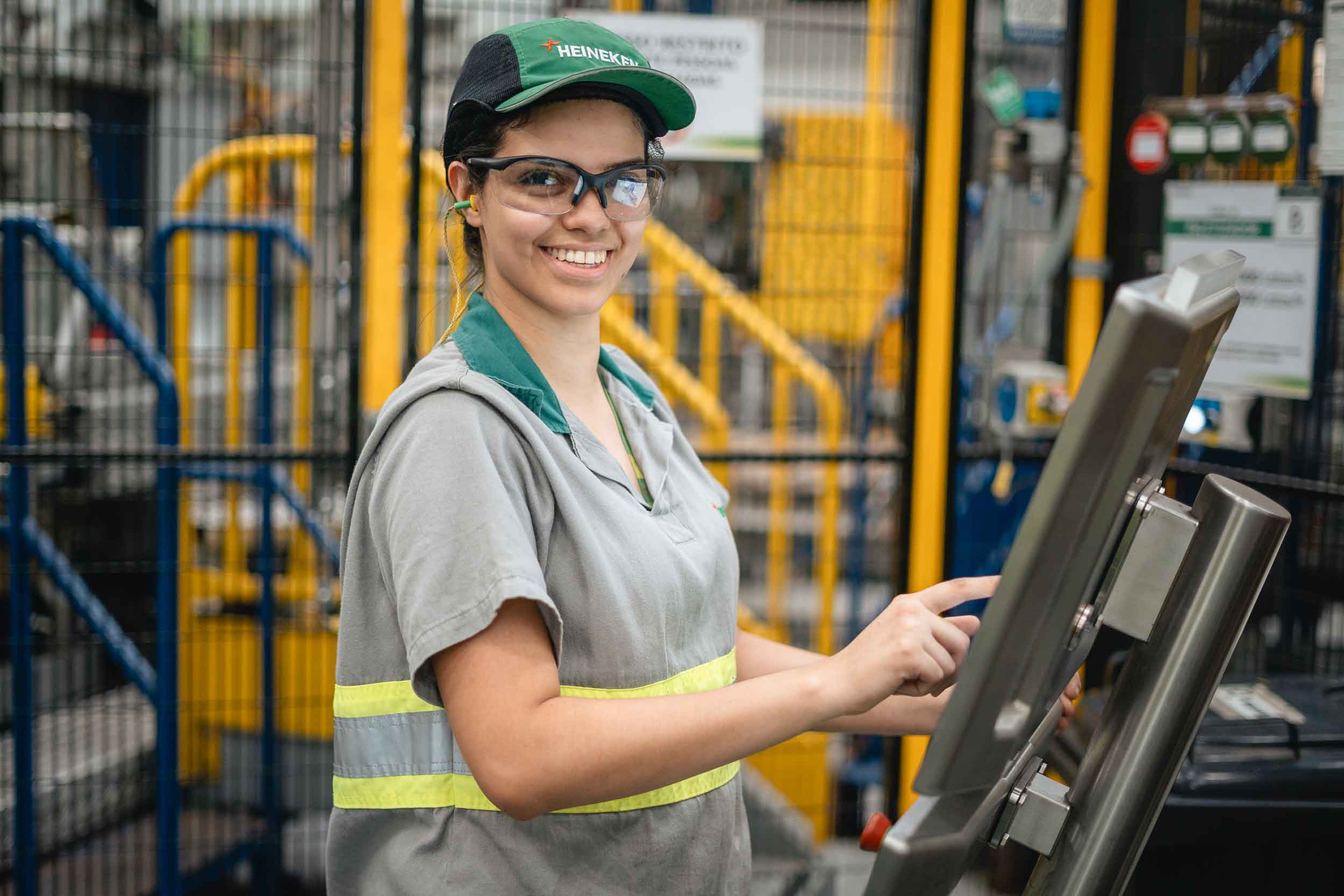Mulher trabalhando em fábrica