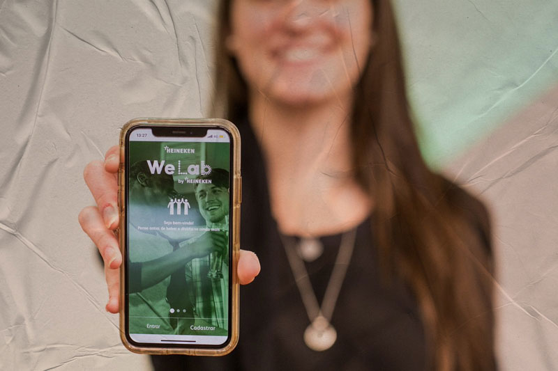 Mulher segurando celular